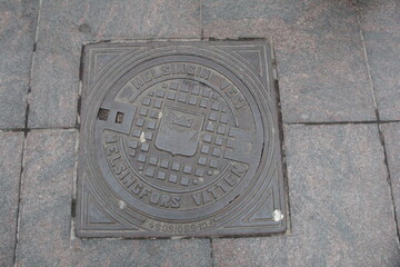 フィンランドの首都ヘルシンキの路面に設置されている、金属製の蓋