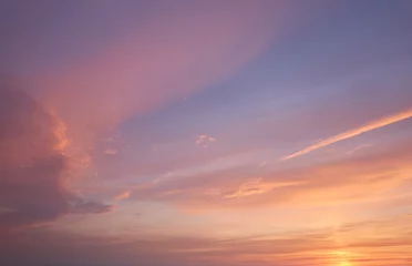 Foto op Aluminium Heldere blauwe lucht. gloeiende roze en gouden cirrus en cumulus wolken na storm, zacht zonlicht. Dramatische zonsondergang cloudscape. Meteorologie, hemel, vrede, grafische bronnen, schilderachtig panoramisch landschap © Aastels