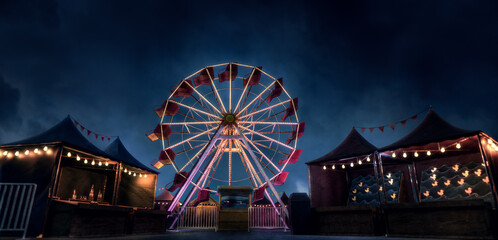 Oud carnaval met een reuzenrad op een bewolkte nacht. 3D-rendering, illustratie