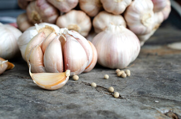 Close up of garlic cloves on wood table backgrounds for raw food