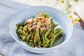 ワラビのおひたし