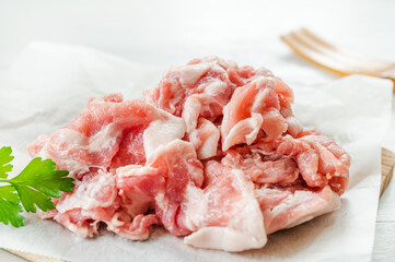 脂身の多い豚のこま切れ肉