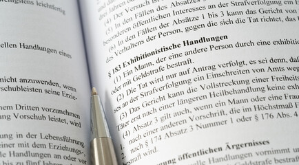 Obraz premium Exhibitionismus im Strafgesetzbuch