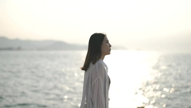 夕暮れの海にいる女性