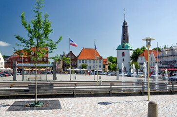 Obraz premium Marktplatz in Glückstadt am sommerlichen Tag.