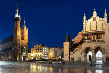 Fototapeta na wymiar Night panorama of the Market Square in Krakow. Poland.
