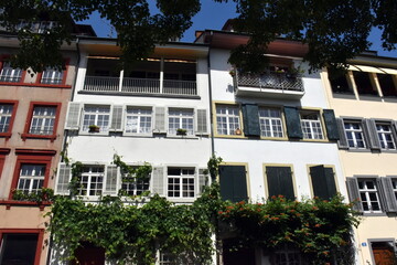 Fototapeta na wymiar Altbaufassaden am Rheinufer in Basel