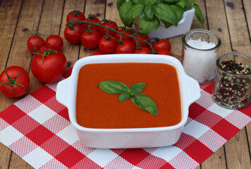 Tomatensuppe mit Basilikum,Tomaten und Gewürzen.