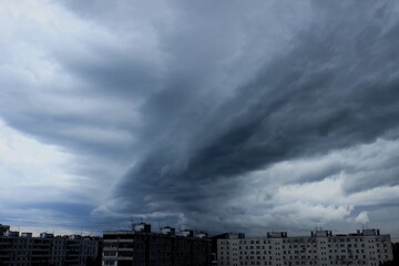 Fototapeta na wymiar Beautiful dark clouds over the city.