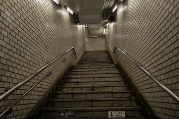 日本の東京の地下鉄駅にある、地下の階段と通路 - obrazy, fototapety, plakaty