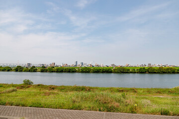 市川側から江戸川越しに見た東京の風景