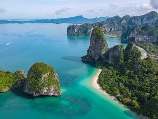 Papier Peint photo Railay Beach, Krabi, Thaïlande Railay Beach Krabi Thailand, the tropical beach of Railay Krabi, Drone aerial view of Panoramic view of idyllic Railay Beach in Thailand with a huge limestone rocks from above with drone