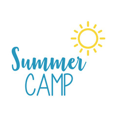 Fototapeta na wymiar Banner con texto manuscrito Summer Camp. Vector con silueta de sol con líneas. Logo vacaciones de verano. Color azul y amarillo