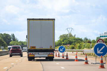 vue des voitures et camions circulant sur une autoroute en travaux 
