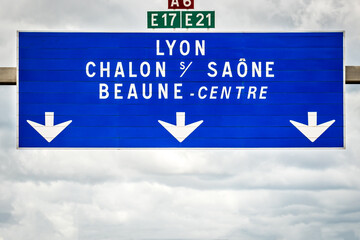 panneau  de direction sur l'autoroute en France © ALF photo
