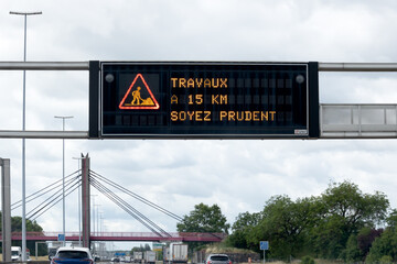panneau d'affichage sur une autoroute en France