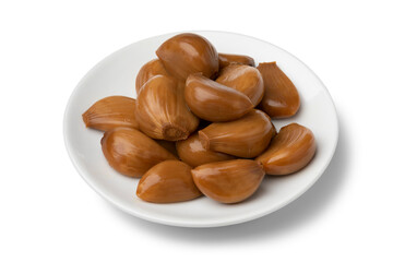 Obraz premium Plate with tasty pickled garlic cloves isolated on white background close up