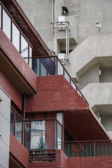 タイルとコンクリートの建物の対比