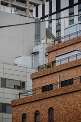 階段状の建物が折り重なるように建つ