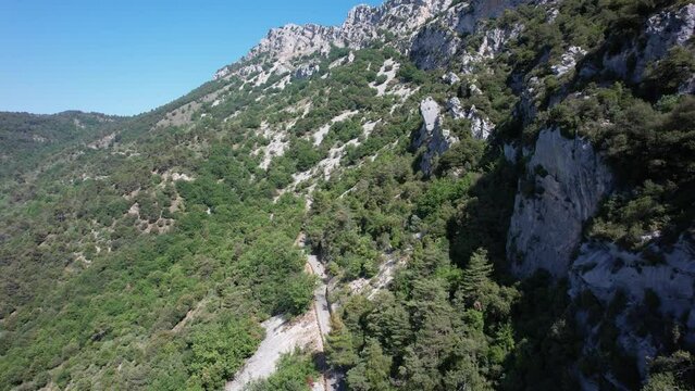 vue a&eacute;rienne d'une route de montagne sur la C&ocirc;te d'Azur - France
