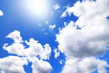 輝く太陽と青空と雲