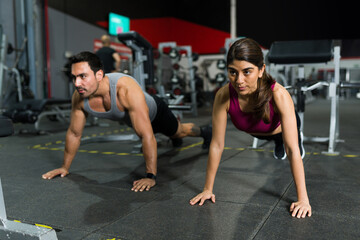 Fototapeta na wymiar Attractive couple working out together