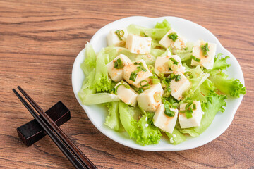 豆腐とレタスのサラダ