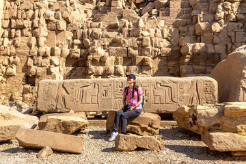 Woman at Karnak temple in Luxor, Egypt - obrazy, fototapety, plakaty