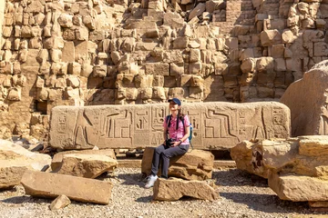 Foto op Plexiglas Woman at Karnak temple in Luxor, Egypt © Sergii Figurnyi