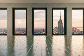 Leeres Apartment mit Blick auf New York City durch große Fenster bei Abendsonne und Gegenlicht