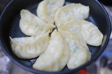 アウトドアで焼く餃子