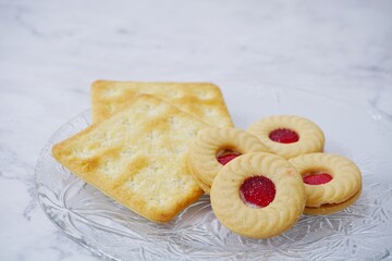 picture of snack cookies on a glass plate