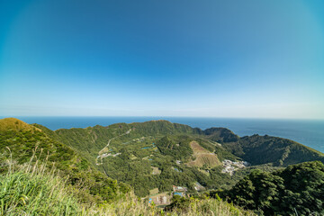 超広角レンズで撮った青ヶ島の二重式カルデラ