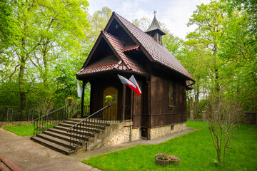 Fototapeta na wymiar Kaplica w Lasku Mogilskim w Krakowie. Widok w dzień o letniej porze
