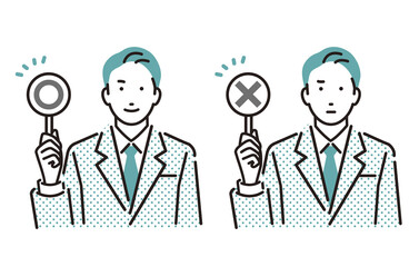 丸とバツの札を持つビジネスパーソン男性
