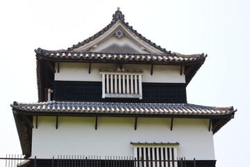 緑に囲まれた福岡城跡。石垣や塀などの歴史的建造物。福岡城は舞鶴公園と大濠公園にある。日本、福岡県