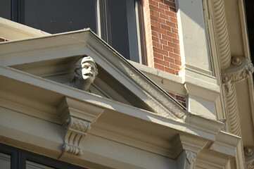 Fassadendetail des Historismus mit Kopfskulptur © hydebrink