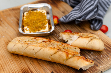 Grillkäse mit Baguette auf dem Schneidebrett