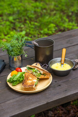 アウトドアでホットサンドイッチ　Hot sandwiches made outdoors