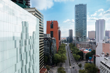 Fototapeta premium Paseo de La Reforma avenue, vehicular traffic at dusk