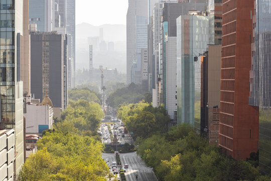 Paseo de La Reforma avenue, vehicular traffic at dusk