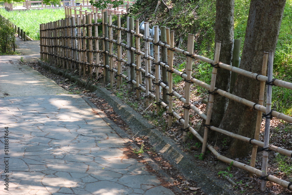 Wall mural 緑に囲まれた福岡城跡。石垣や塀などの歴史的建造物。福岡城は舞鶴公園と大濠公園にある。日本、福岡県