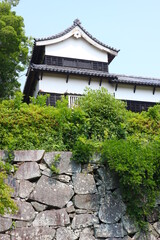 緑に囲まれた福岡城跡。石垣や塀などの歴史的建造物。福岡城は舞鶴公園と大濠公園にある。日本、福岡県