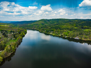 Brünner Talsperre und Fluss Svratka von oben, Tschechische Republik
