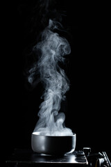 Heißer Dampf oder Rauch vom Kochen – weiß auf schwarzem Hintergrund | copy space






