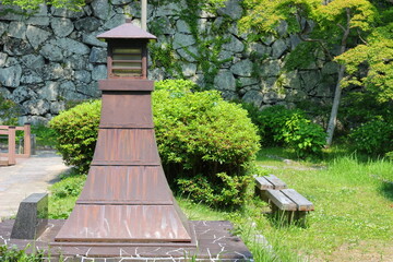 緑に囲まれた福岡城跡。石垣や塀などの歴史的建造物。福岡城は舞鶴公園と大濠公園にある。日本、福岡県