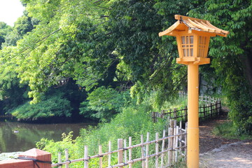 緑に囲まれた福岡城跡。石垣や塀などの歴史的建造物。福岡城は舞鶴公園と大濠公園にある。日本、福岡県