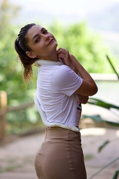 Jeune jolie femme brune avec un serpent contre son corps - portrait reptile blanc