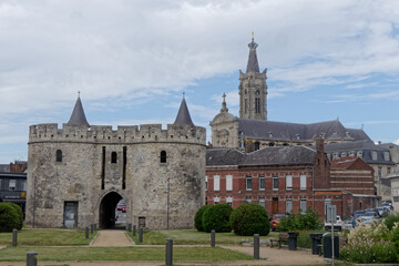 Route de Paris et cathédrale Notre-Dame à Cambrai dans le Nord - France © galaad973