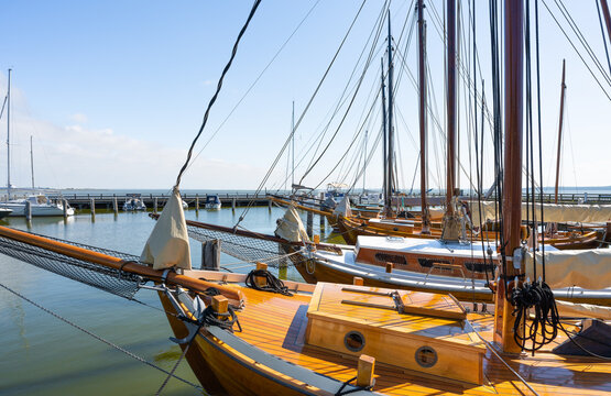 Historische Segelboote im Hafen von Dierhagen